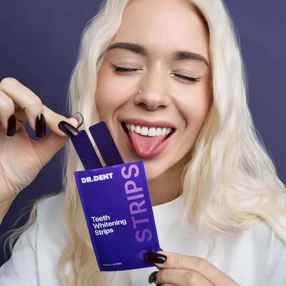 Twee bleekstrips worden uit het sachet gehaald
