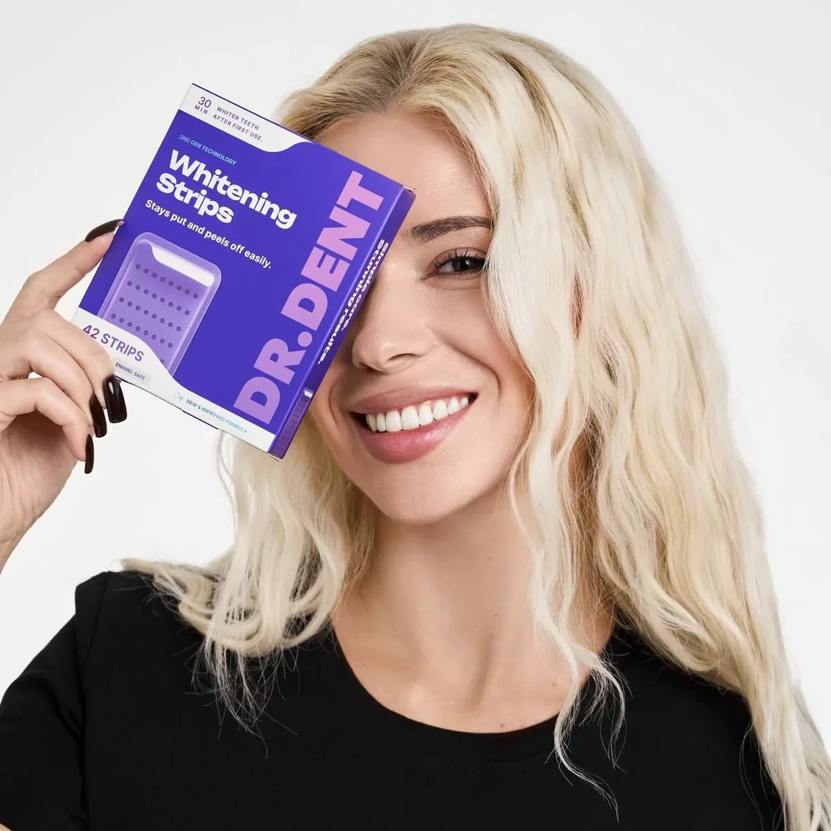 Klant houdt de verpakking met 42 bleekstrips vast